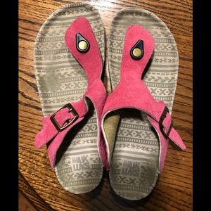NWOT ❤️ Pink Leather MukLuks - Size 9